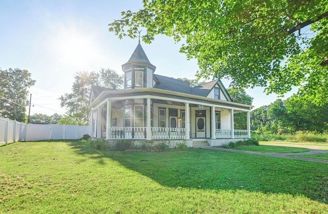 9 Mi to Kentucky Lake: Spacious Victorian Home!