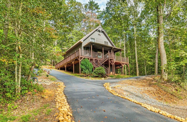 9 Mi to Lake Burton: Cabin w/ Deck Near Helen