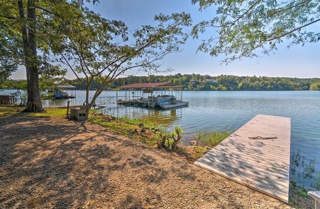 ¡NUEVO! Waterfront Home w / Dock - 8. 8Mi a las aguas termales