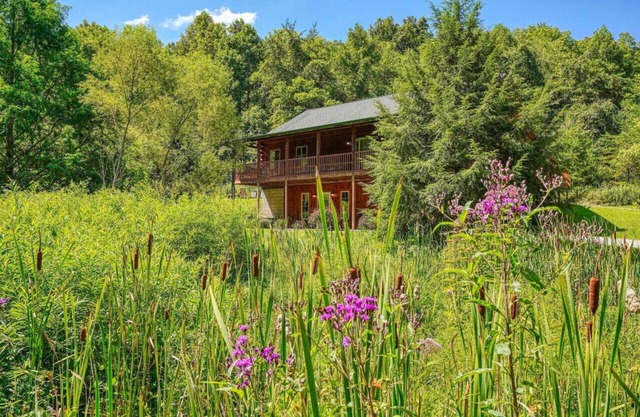 9 Miles from Old Man's Cave, High Speed Starlink Internet, Hot tub, sleeps 12