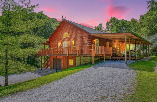 Secluded cabin, 9 Miles to Old Man's Cave, Pet Friendly, Hot Tub, WIFI 267 mbps