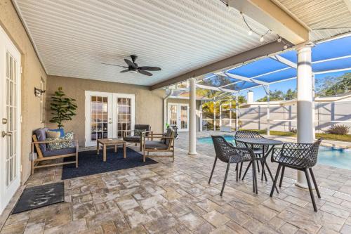 9 mins to Beach Pool Fire Pit Sleeps 10