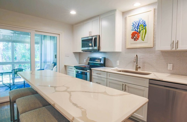 90 Seconds to Beach! Fully Renovated Villa with Spacious Kitchen, Gorgeous Finishes & Screened Porch