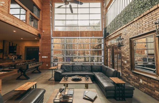 9BR Bamboo Loft * Near Downtown 21 bed 26 capacity