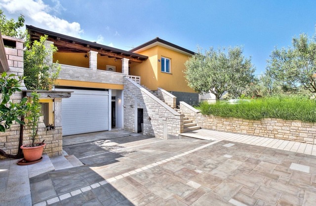 LANA house with apartments / LANA 1