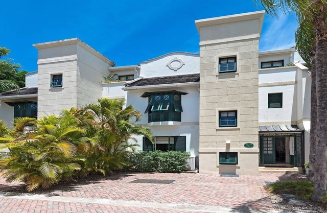 A 4 Bedroom Rental, A Short Walk To Mullins Beach - Includes Beach Club Access
