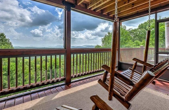 A Bear's Dream - Tri-State Panoramic Views, Hot Tub, Game Room!