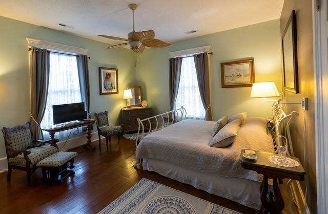 Una hermosa habitación espaciosa en una casa histórica justo en el centro de la costa.