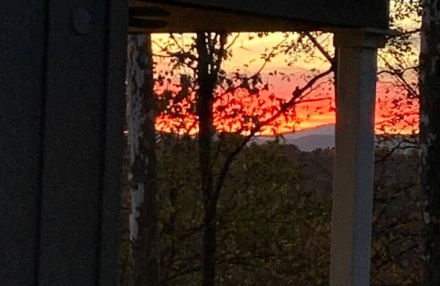 A beautiful Sunset Cottage. Amazing Mountain View’s and Sunsets.