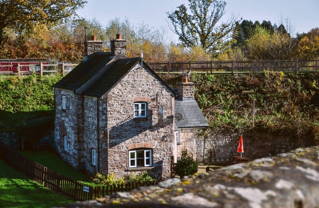 Una cabaña junto al canal, dentro del muelle Goytre en el canal de Monmouthshire y Brecon
