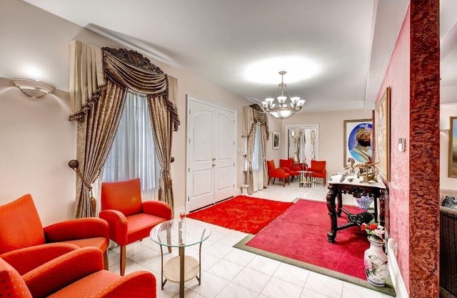 White House Canada-14 habitaciones, 9 baños en 3 acres para 28 huéspedes en Brampton