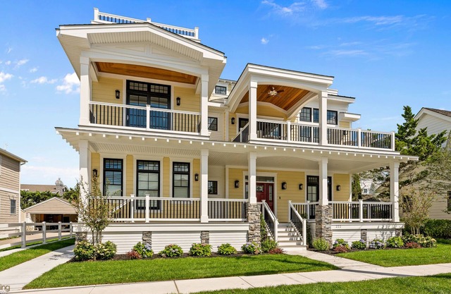 Una encantadora casa de cinco habitaciones ubicada a solo 2 cuadras de las prístinas playas de Stone Harbor y a una cuadra del área de juegos de Chelsea Place Park