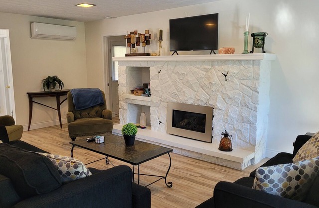 A Cottage Retreat w/ indoor & outdoor Fireplace