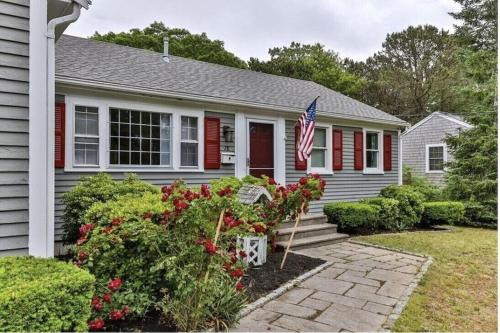 A Cozy Cape house steps to Restaurants & Beaches ~1.4 miles down scenic roads