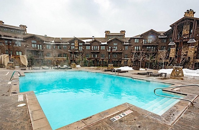 A - Extravagant 5 Star Studio 3168 by Casago