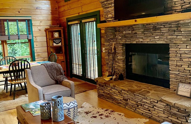 Location! Cozy & Squeaky Clean! Book Fall&Winter at Banner Elk's Favorite Cabin!