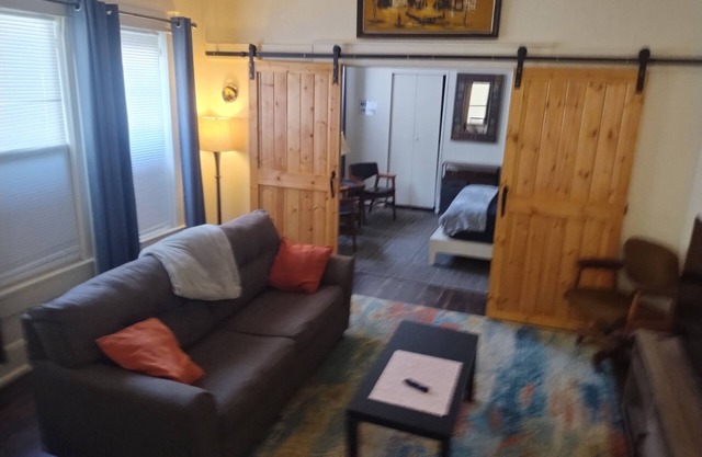 A Happy Place! 1-bedroom apartment in lovely Alexandria with private parking