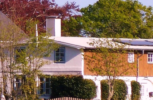 Una casa en el pueblo, no lejos del mar, con una piscina cubierta