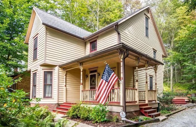 Una gran cubierta de invitación te invita a "Victoria" en Eagles Mere