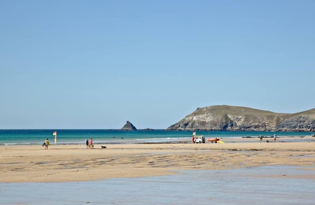 A light and spacious lodge with one double with walk in wardrobe and en-suite shower and one twin.