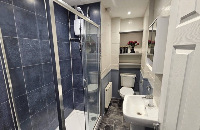 A modern 4 Bedroom and 2 bathrooms House. Private parking. Quiet area.