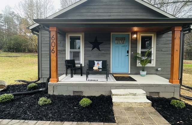 A Modern LincolntonCottage featuring 2 Queen bedrooms & 1.5 Bathrooms