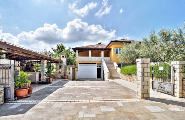 LANA house with apartments / LANA 2