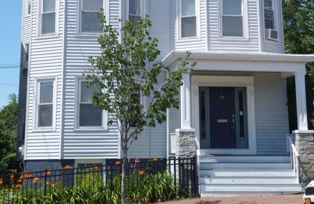 A Peaceful Oasis on Munjoy Hill: 1st flr 3BR + parking