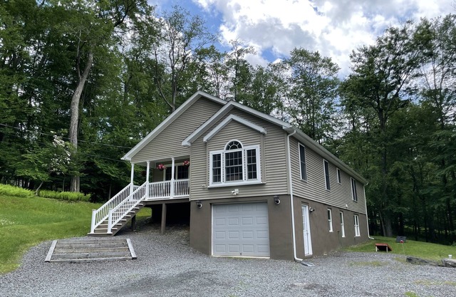 A Perfect Getaway: Hot Tub ~ Pinball ~Game Room ~ Pet Friendly ~ Remote Office