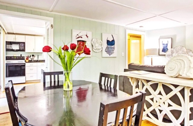 This house is a 2 bedroom(s), 1 bathrooms, located in Narragansett, RI.