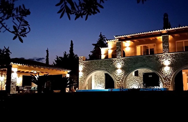Una villa privada en una ubicación privilegiada, justo al lado de la costa rocosa. Piscina.