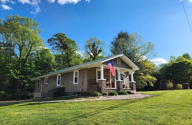 A relaxing, peaceful stay awaits you in the mountains of East Tennessee!