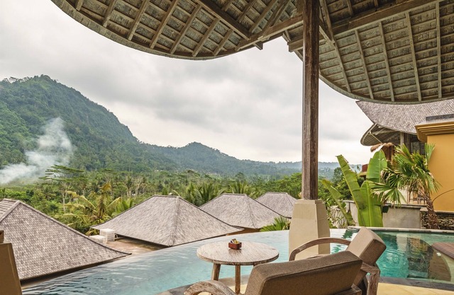 Un resort que tiene una ladera panorámica de 360 ° y está rodeado de arrozales.