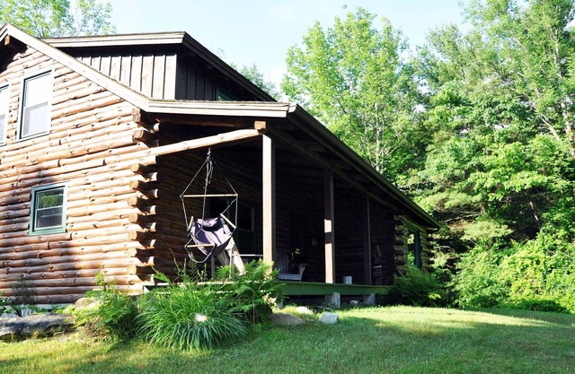 Amplia cabaña de troncos en más de 11 acres de bosque privado a lo largo del sendero de los Apalaches.