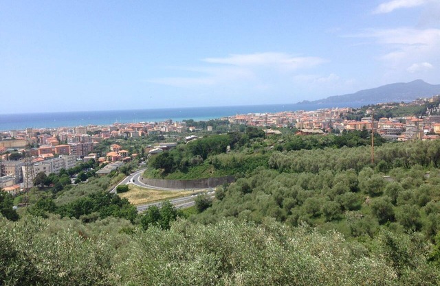 A tiro de piedra del mar