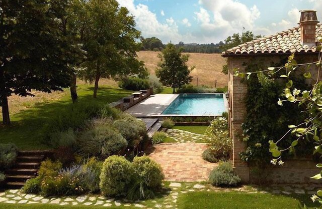 Un impresionante edificio con piscina privada metida en la campiña de Umbría