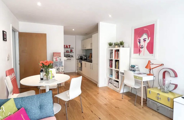 Un apartamento Shoreditch de una cama, elegante y luminoso, recientemente renovado.