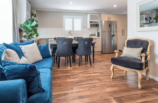 A Touch of Luxury by the Bay - Modern & Stylish Top Level 3 Bed Guest Suite