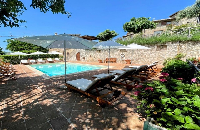 Una casa de dos pisos con 2 patios + jardín - duerme 2/3