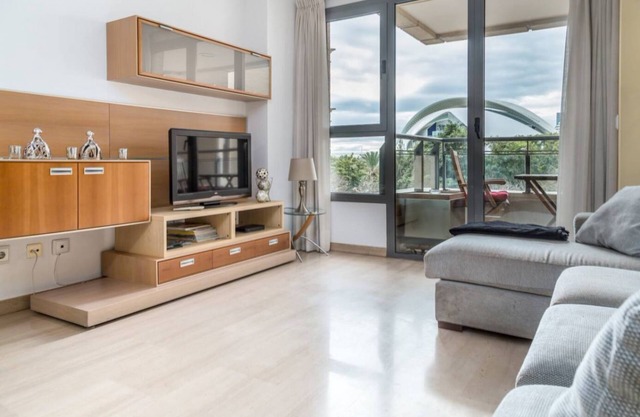 Ciudad de las artes y las ciencias piscina, gym.