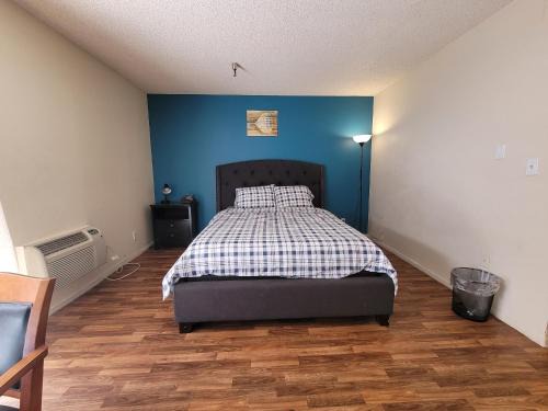 (A05) Beverly Hills Hotel Style Unit