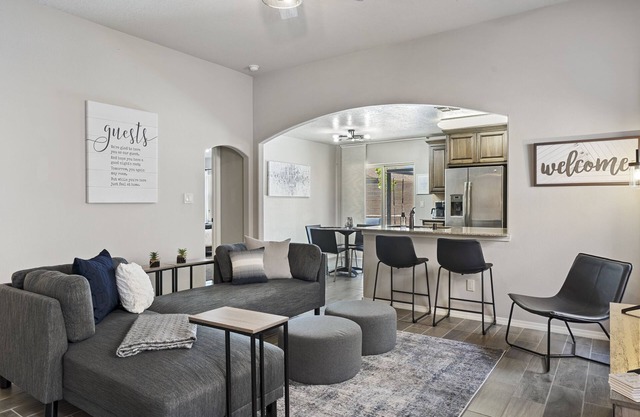 ABQ West/Paradise Hills Modern Living w/Extra Parking & Garage