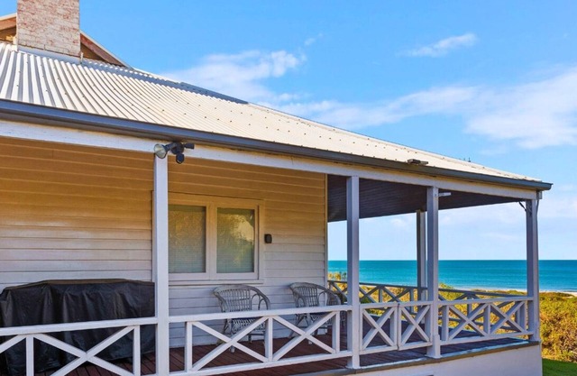 Absolute Beachfront 3BR 2BA Home w / Beach Track