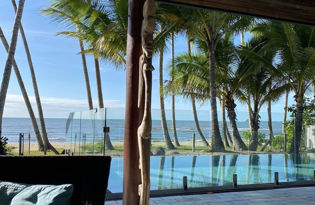 ABSOLUTE BEACHFRONT- Bala Beach House on Newell Beach