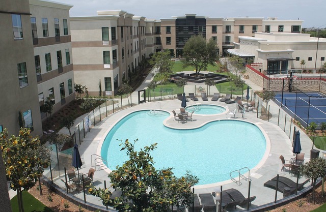 Suite King accesible cerca del aeropuerto | Desayuno complementario, gimnasio + acceso a la piscina