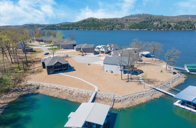 Accessible Lakeside Luxury at the 45mm w/ Private Dock, Sunset Views & More