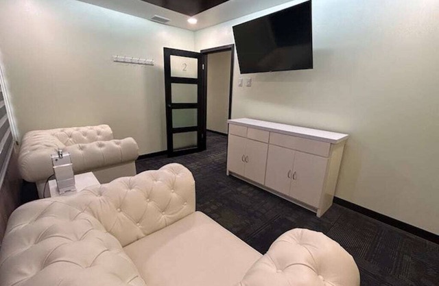 Accommodation and Office! Perfect for traveling professionals