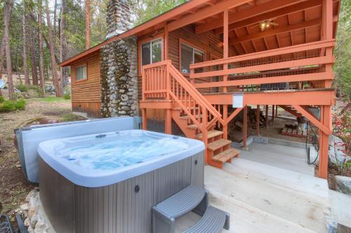 Acorn Alley Inside Yosemite - Dog Friendly! w/Hot tub, Fire pit, EV Charger