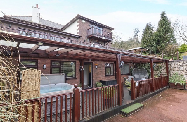 ACORNS, pet friendly, character holiday cottage in Holywell