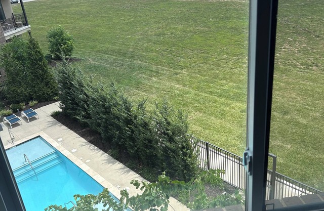 Across the street from Lenexa City Market! 1BR Apartment with amenity’s